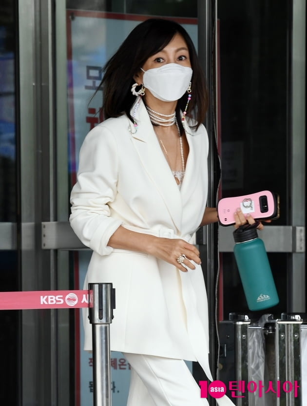 [TEN 포토] 황신혜 '커피는 텀블러에 '