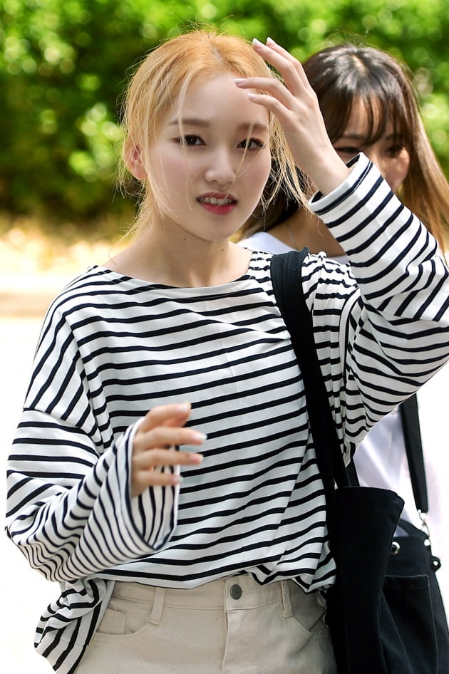 [B컷 방출] 이달의 소녀 10월19일 컴백…'손하트에도 귀여움 한도 초과'