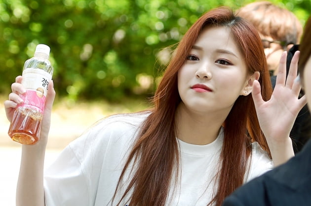 [B컷 방출] 이달의 소녀 10월19일 컴백…'손하트에도 귀여움 한도 초과'