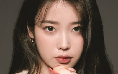 아이유, 벌써 데뷔 12년…오늘(18일)도 눈부신 '지은 DAY'