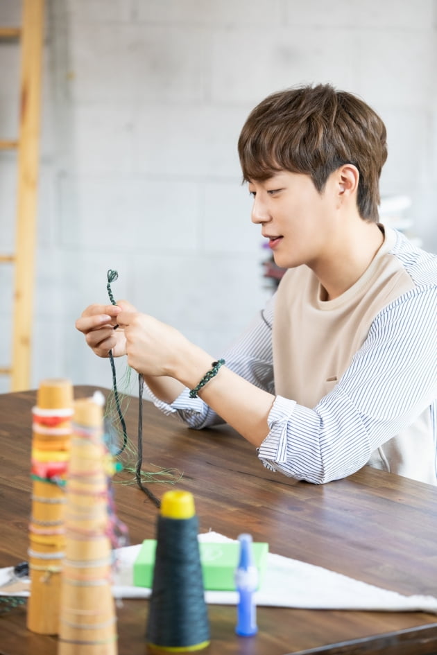 그룹 하이라이트의 윤두준 / 사진제공=어라운드어스