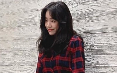 한지민, 상큼·발랄에 우아함까지…체크 원피스 입은 가을 여신