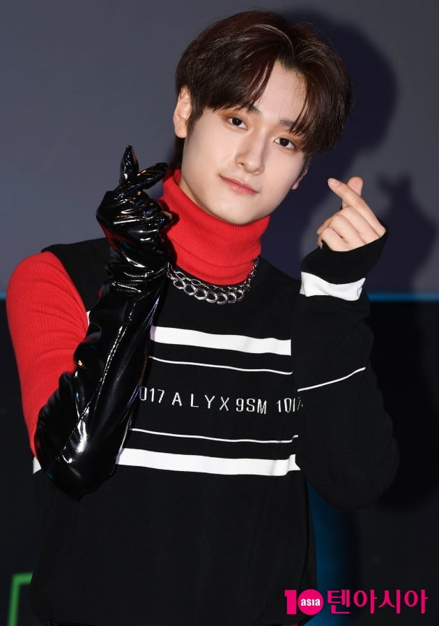 [TEN 포토] 고스트나인 이우진 '깜찍한 하트'