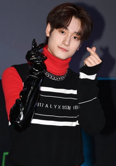 [TEN 포토] 고스트나인 이우진 '깜찍한 하트'