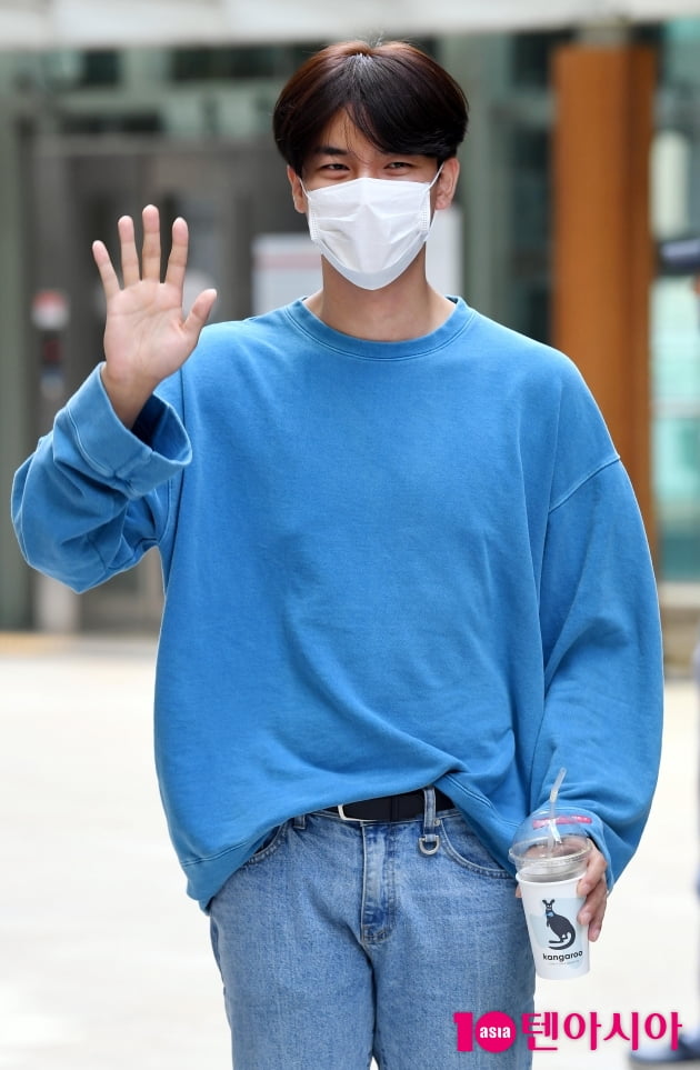 [TEN 포토] 노지훈 '트롯남신의 손 인사'