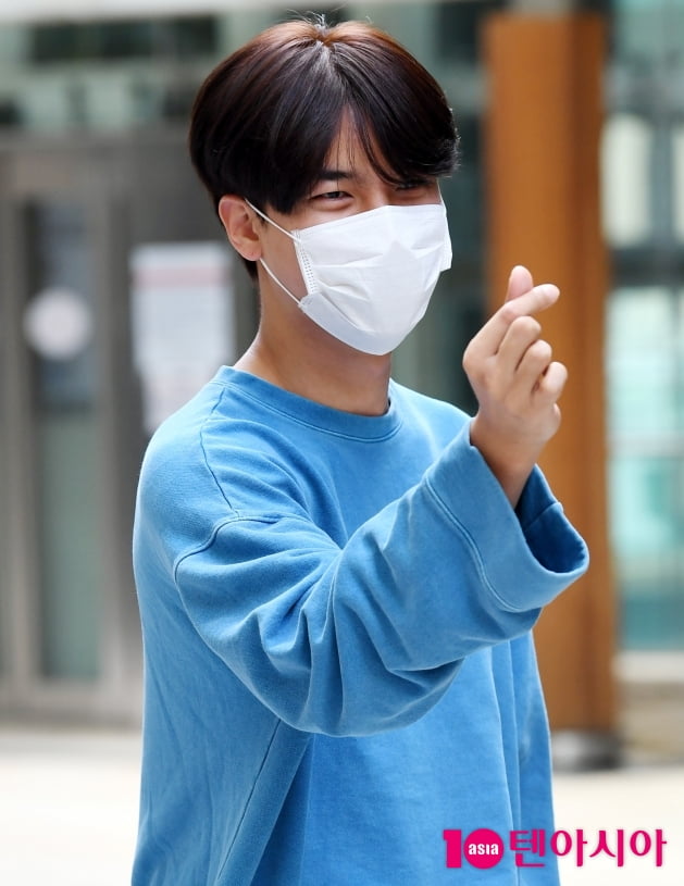 [TEN 포토] 노지훈 '여심 사로잡는 파워하트'