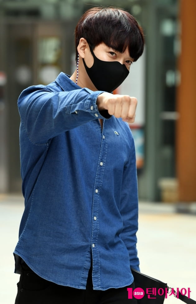 [TEN 포토] 이대원 '파이팅 넘치는 주먹인사'