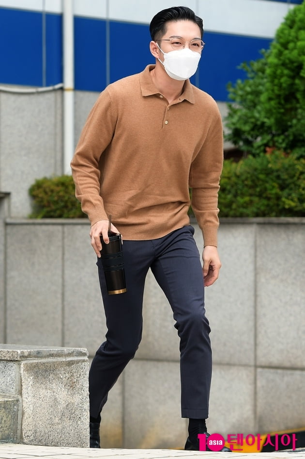 [TEN 포토] 비투비 이창섭 '텀블러 들고 여유로운 출근길'