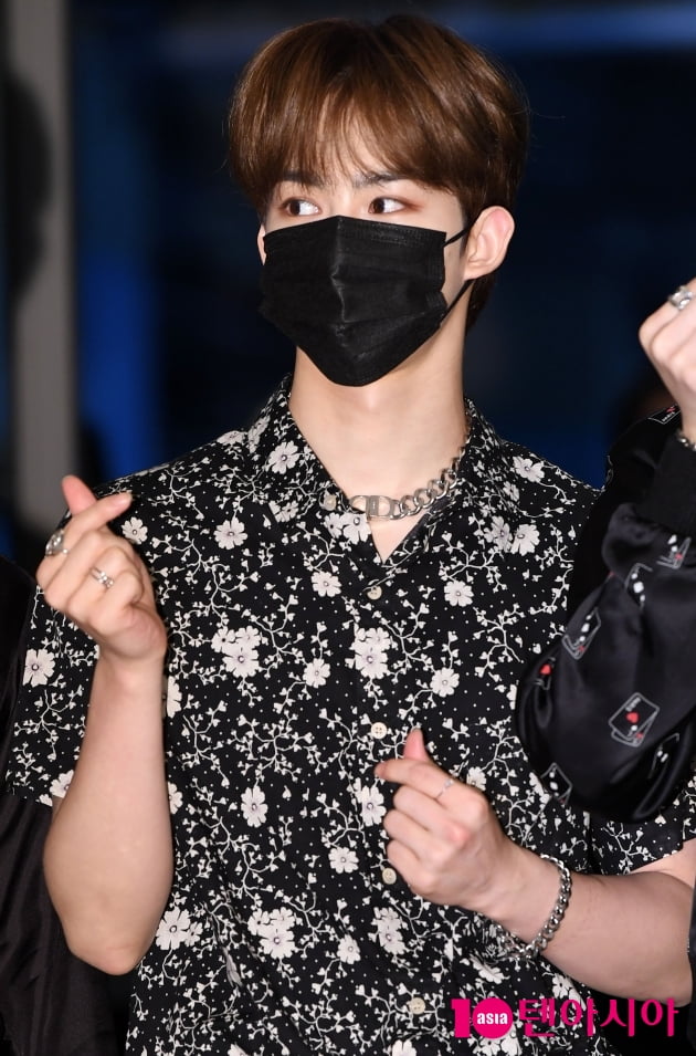 [TEN 포토] 티오오 제이유 '마스크로 가려도 훈남'