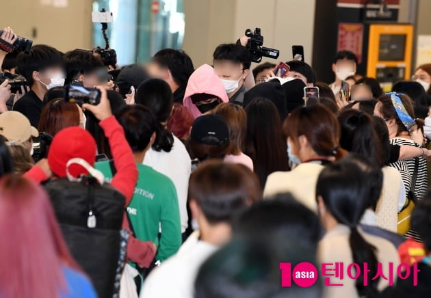 [TEN 포토] 엔하이픈 희승 '데뷔도 안했는데 어어마한 팬들'(공항패션)