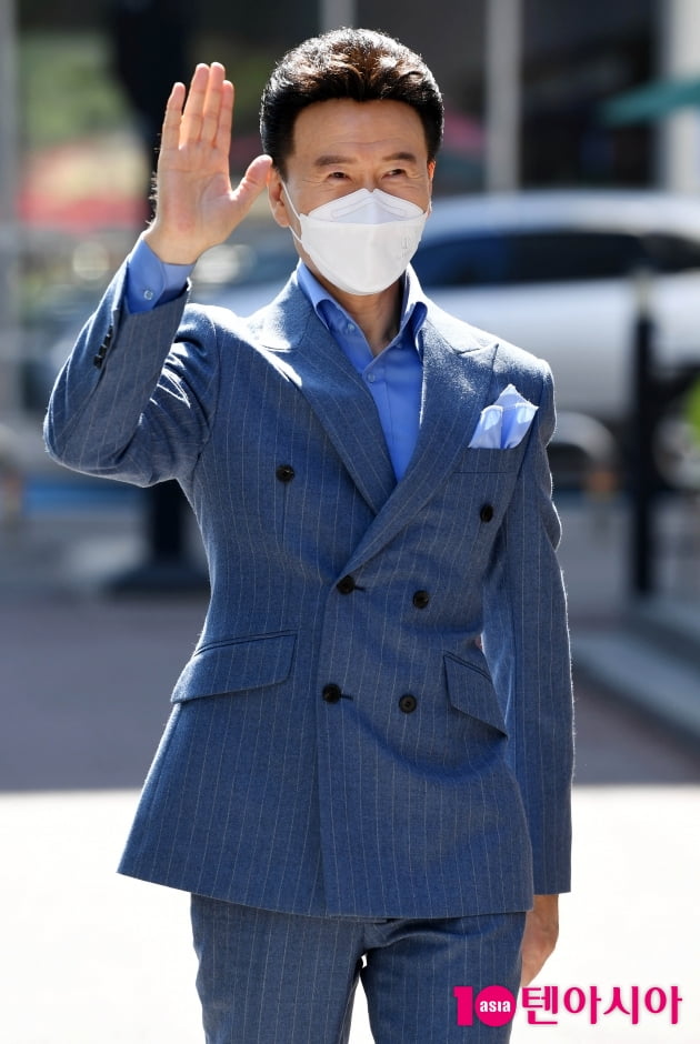 [TEN 포토] 강진 '반가워요~'