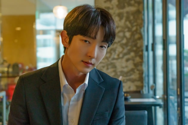 이준기는 '악의 꽃' 명대사로 16회 중 기억을 잃은 도현수가 차지원을 향해 "내가 더 잘해줄게요. 내가 더 좋아해 줄게요"라고 고백하는 대사를 꼽았다. /사진제공=나무엑터스