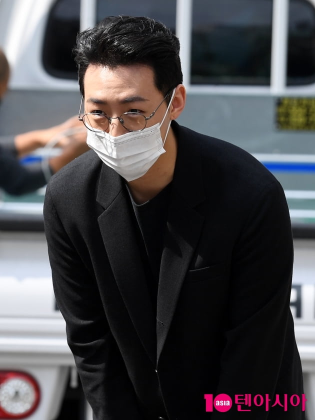 [TEN 포토] 레떼아모르 박현수 '공손한 폴더인사'