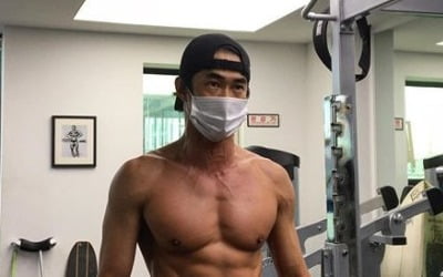 배정남, 완벽한 王자 복근 "추석에도 운동"