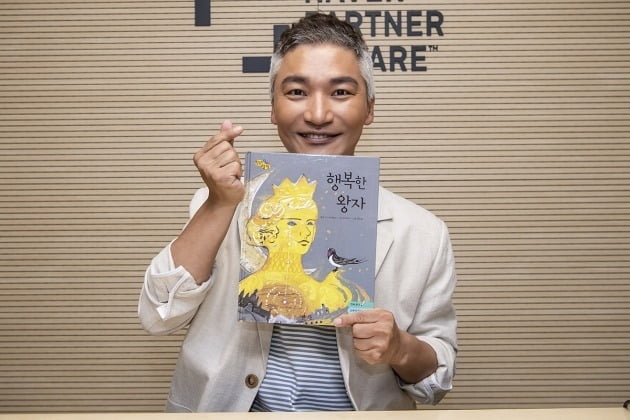 '스타책방'에 참여한 배우 조재윤. 그레이트북스 행복한 명작 '행복한 왕자' 책읽기를 통해 어린이들에게 감동과 웃음을 선사한다. /사진=이승현 기자 