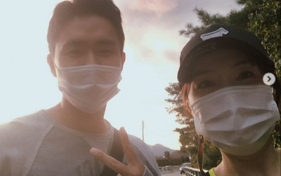 '최수종♥' 하희라, 훈남 아들과 산책 "든든한 보디가드"