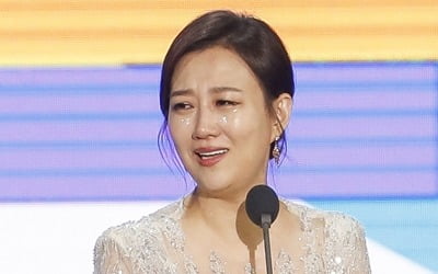 '트롯어워즈' 특별상 장윤정 "함께 울어준 임영웅·영탁·이찬원 고마워"[일문일답]