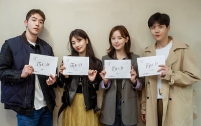 '스타트업' 배수지X남주혁, 청춘들의 대본리딩 현장 공개