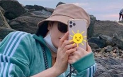 김혜수, 초록 트레이닝복 입고 바닷가 청소…톱배우의 선한 영향력