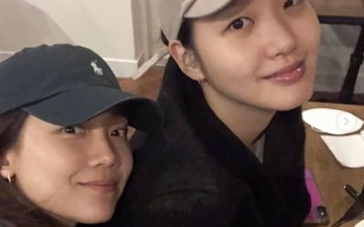 김고은X신현빈 "오랜만에 만나서 신난 우리"…내추럴 미모