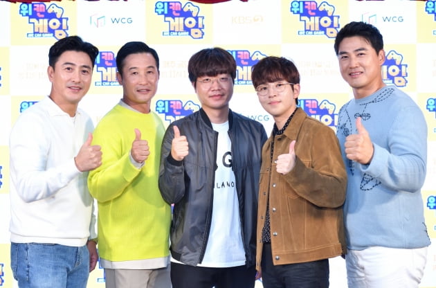 '위캔 게임' 안정환(왼쪽부터), 이을용, 이정욱 PD, 딘딘, 홍성흔/ 사진=KBS2 제공