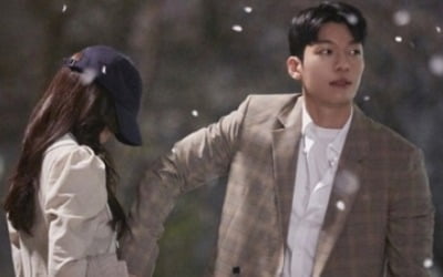 '18어게인' 김하늘·위하준, 핑크빛 벚꽃 데이트 '설렘'