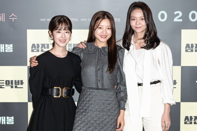 배우 박혜수(왼쪽부터), 고아성, 이솜이 12일 오후 서울 자양동 롯데시네마 건대입구에서 열린 영화 '삼진그룹 영어토익반' 언론시사회 및 기자간담회에 참석했다. / 사진제공=CJ엔터테인먼트