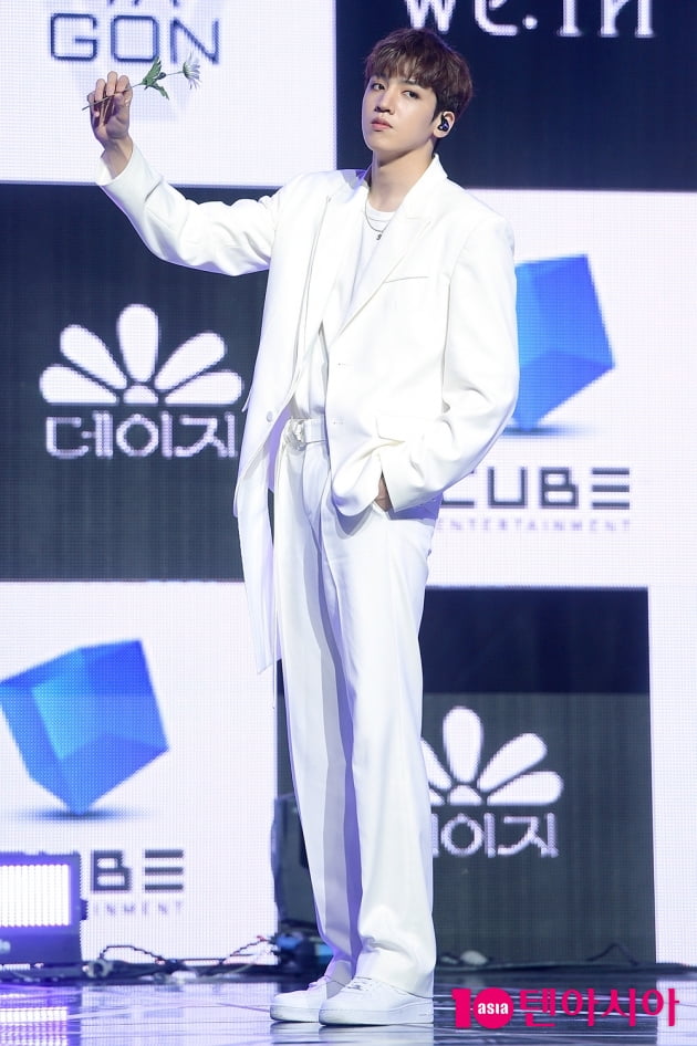 [TEN 포토] 펜타곤 우석 '다리 길이만 120CM'