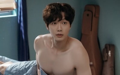 '연애는 귀찮지만' 지현우, 과감한 상의 탈의…탄탄한 근육 눈길
