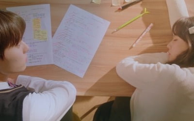 "꽤 괜찮아 너"…'라이브온' 황민현♥정다빈 '전무후무' 하이틴 로맨스 커플 예감