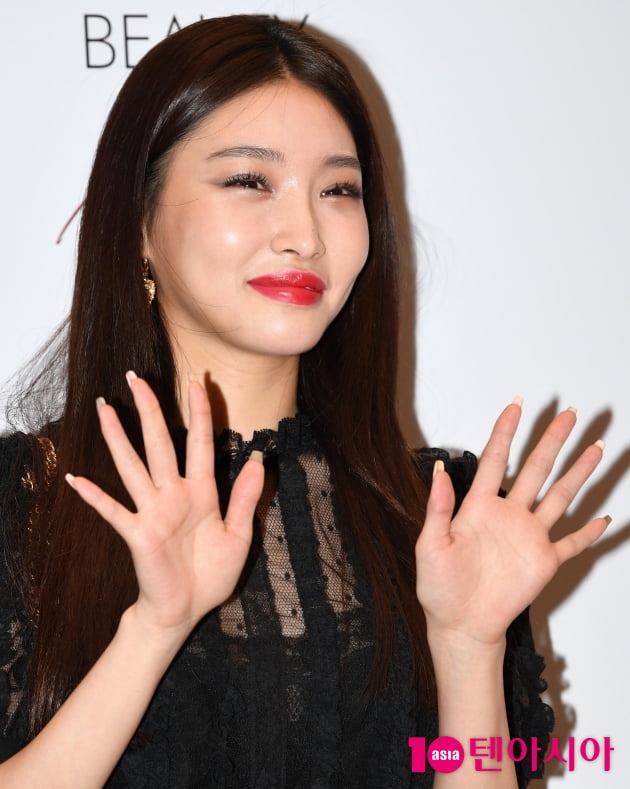 [TEN 포토] 청하 '반가운 꽃미소'