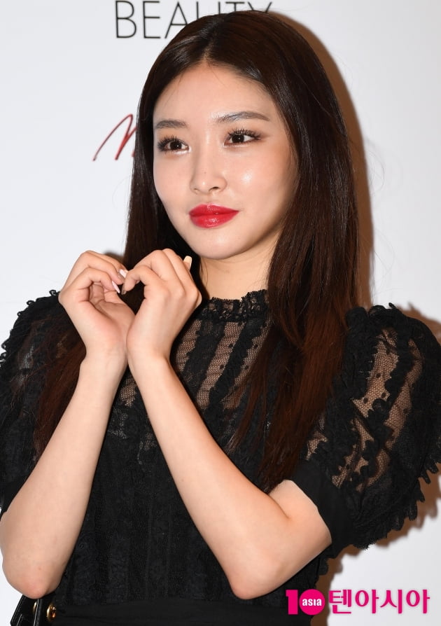 [TEN 포토] 청하 '하트 마저 눈부셔'