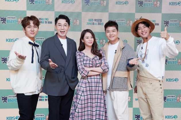 '펫 비타민' MC 김수찬(왼쪽부터), 붐, 한승연, 전현무, 개그맨 서태훈/ 사진=KBS2 제공