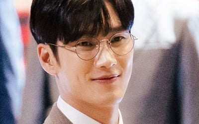 '카이로스' 안보현, 완벽 슈트 핏에 안경까지…'심쿵 비주얼'