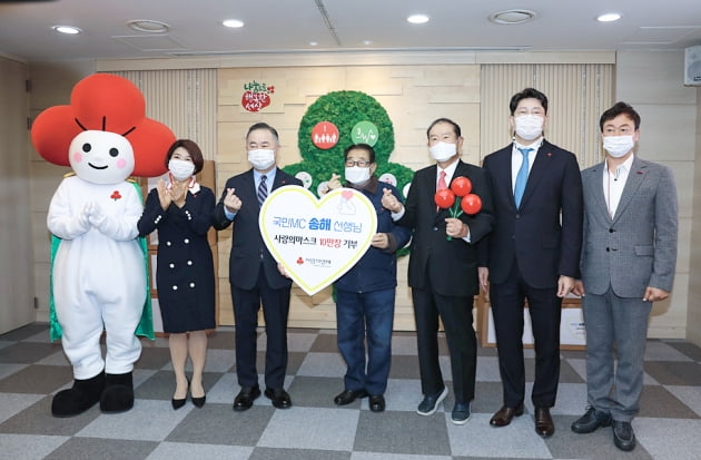 (왼쪽부터) 김경희 사회복지공동모금회 사회공헌 본부장, 예종석 사랑의 열매 회장, 송해, 라종억 통일문화연구원 이사장, 유청석 VM코리아 회장, 이정환 서울문화홍보원 원장/ 사진 = J엔터테인먼트 제공