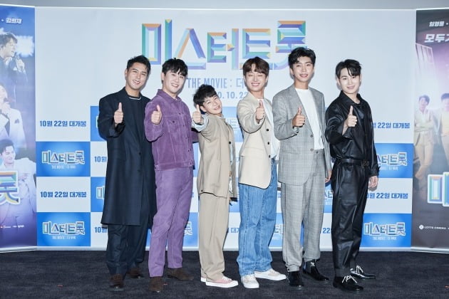 가수 장민호(왼쪽부터), 영탁, 정동원, 이찬원, 임영웅, 김희재가 19일 열린 '미스터트롯: 더 무비' 온라인 제작보고회에 참석했다. / 사진제공=TV조선