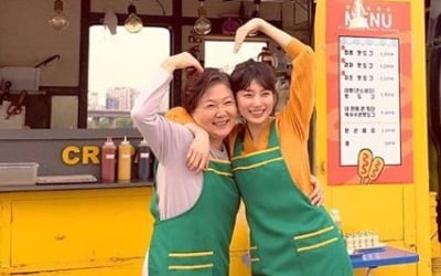 '스타트업' 수지, 김해숙과 다정 포즈 "우리 할무니랑"
