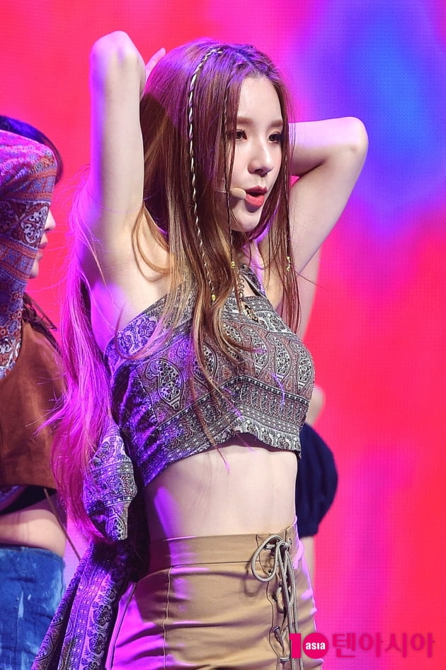 [TEN 포토] 이달의 소녀 희진 '개미허리 돋보이는 안무'