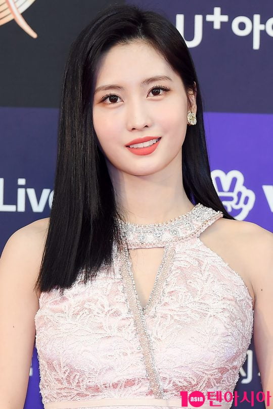 [B컷 방출] 트와이스 모모, 진정한 '꽃미모'…분위기까지 장착 완료