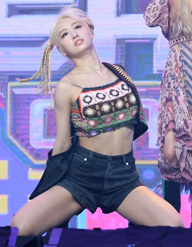 [B컷 방출] 트와이스 모모, 진정한 '꽃미모'…분위기까지 장착 완료