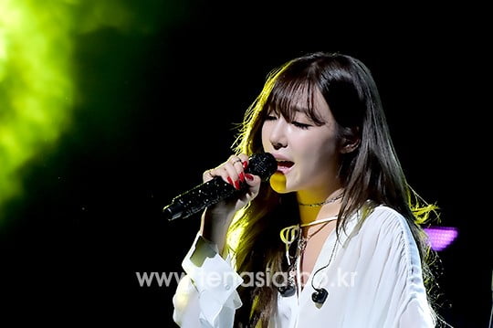 [스타탐구생활] 티파니 영, 허벅지까지 트인 드레스…'자비 없는 각선미' (TEN컷)