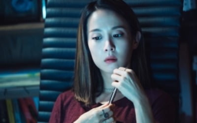 '바람피면 죽는다' 조여정 첫 스틸…어둠 속 '미스터리 여왕'