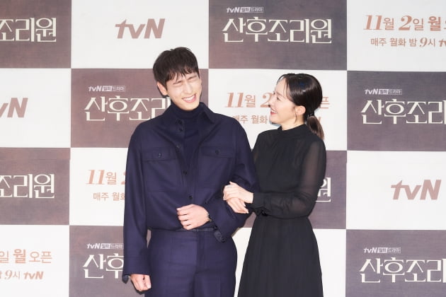 엄지원(오른쪽)과 윤박은 '산후조리원'에서 각각 회사에서는 최연소 임원이라는 타이틀을 가지고 있지만, 산후조리원 내에서는 최고령 산모인 오현진 역을, 앱 개발 스타트업 CEO이자 오현진의 남편 김도윤 역을 맡았다. /사진제공=tvN