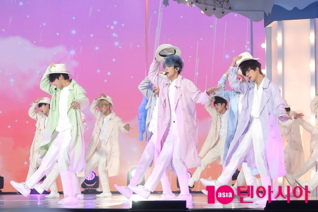 [TEN 포토] TXT '코트+모자' 새로운 퍼포먼스…'뮤지컬 아냐?'