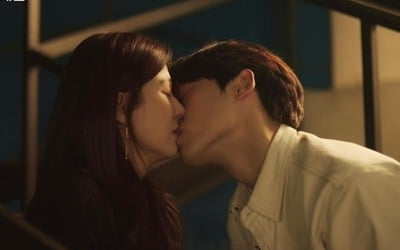 '18 어게인' 김하늘♥이도현, 애틋 입맞춤 "왜 이제 왔어"