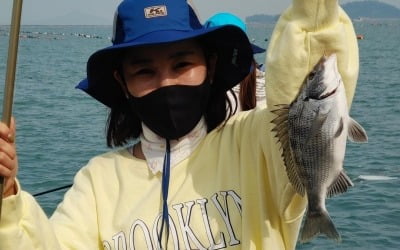 송가인, 대나무 낚싯대로 잡은 감성돔…어복도 남다르네