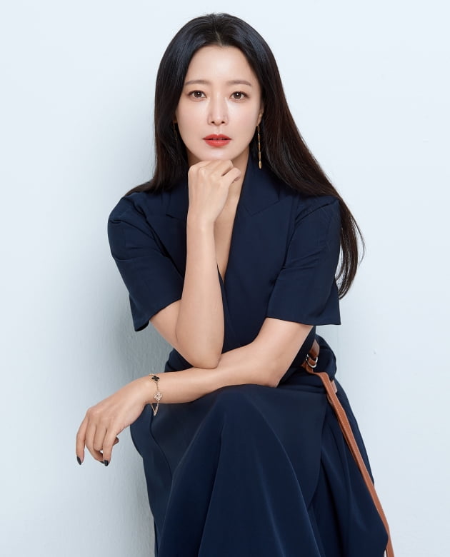 '앨리스'에서 배우 주원, 곽시양과 호흡을 맞춘 김희선/ 사진=힌지엔터테인먼트 제공