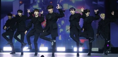 [TEN 포토] 드리핀 '드디어 데뷔 무대'