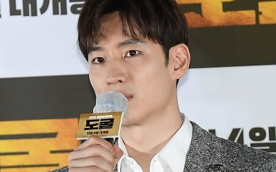 '도굴' 이제훈 "강동구 캐릭터 연기하고 말 많아졌다"
