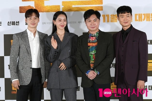 배우 이제훈(왼쪽부터), 신혜선, 임원희, 조우진이 28일 서울 용산구 한강로동 CGV용산아이파크몰에서 열린 '도굴'의 언론시사회 및 기자간담회에 참석했다. / 이승현 기자 lsh87@